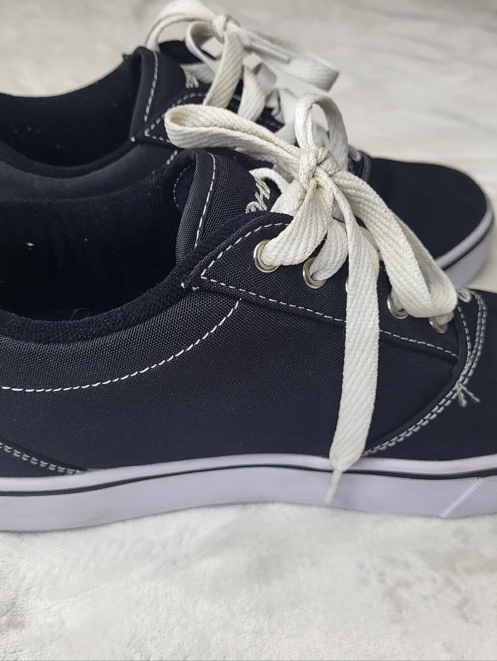 Heelys Men's Black Canvas Skate Shoes with White Laces - Picture 4 of 12
